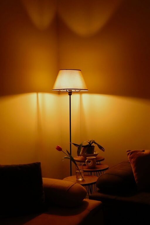 Cum creezi o atmosferă primitoare în living cu iluminatul
